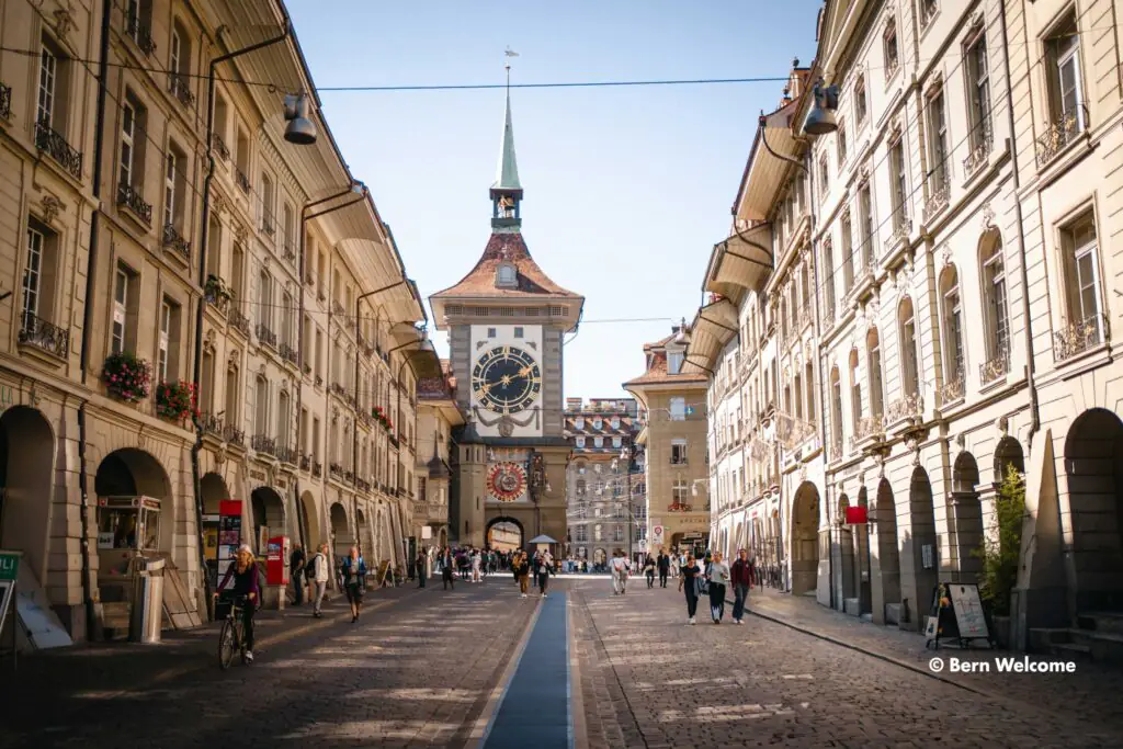 La Zytglogge dans la vieille ville de Berne, vue depuis la Kramgasse.
