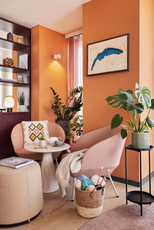 Small reading corner with two armchairs, floor lamp, plants and decorative details for quiet moments.