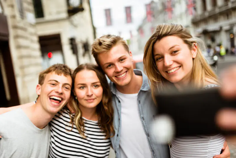 Des amis prenant un selfie en ville lors d'un séjour entre amis.