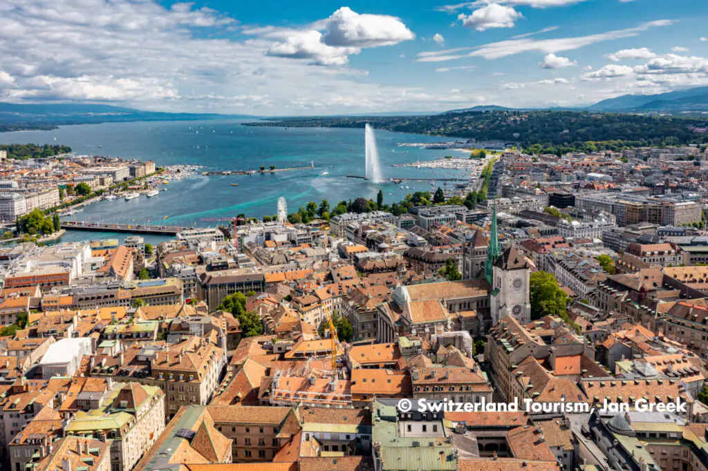 Panoramablick über Genf mit Altstadt, Genfersee und dem Jet d’Eau.