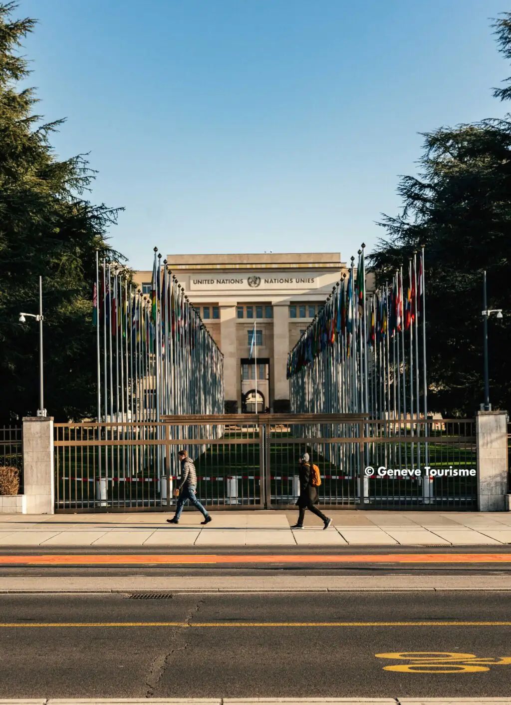 Hauptsitz der Vereinten Nationen in Genf mit internationaler Flaggenallee.