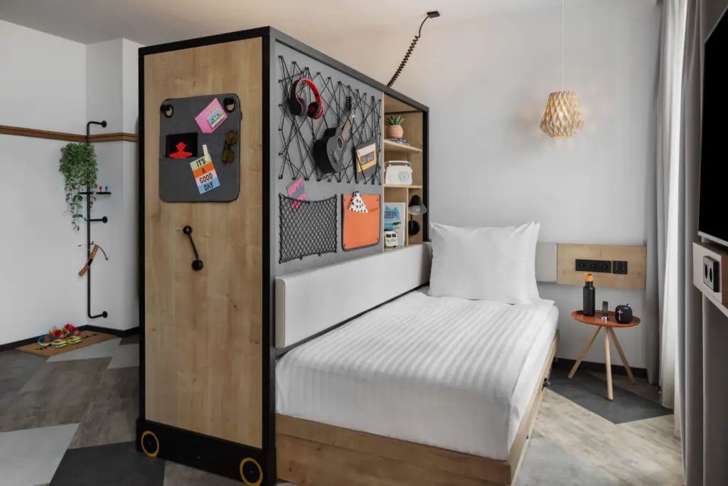 Bed module with pinboard, photos and details – personal and homely.