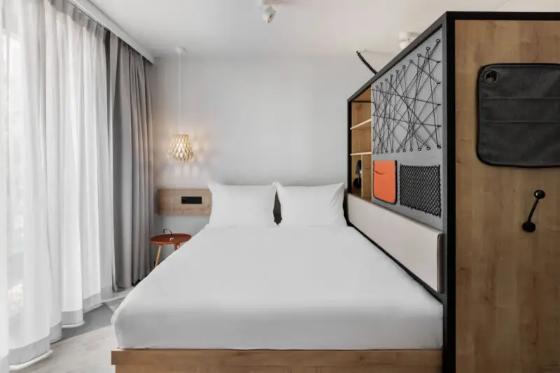 Double bed, movable element with storage space, sockets next to the bed, small bedside table