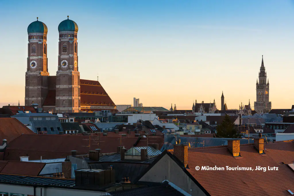 Frauenkirche im Sonnenaufgang © München Tourismus Jörg Lutz (1)