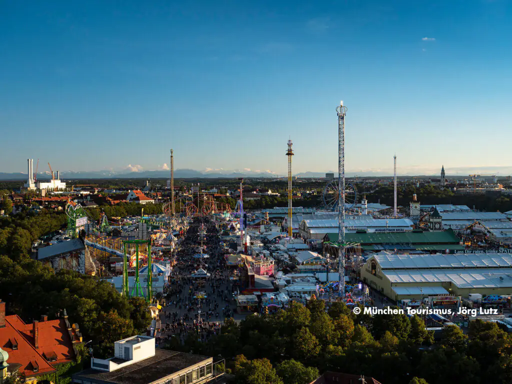 Oktoberfest Panorama mit Alpen 5 © München Tourismus Jörg Lutz