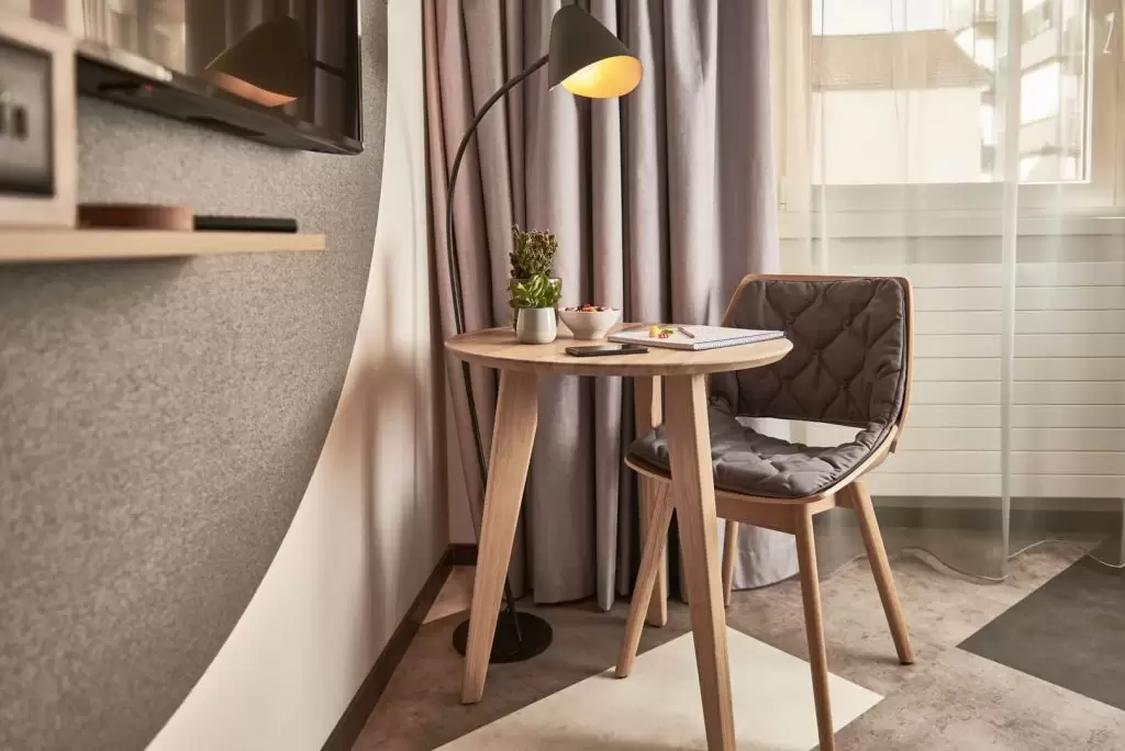 Micro desk with live plants in the Stay KooooK studio