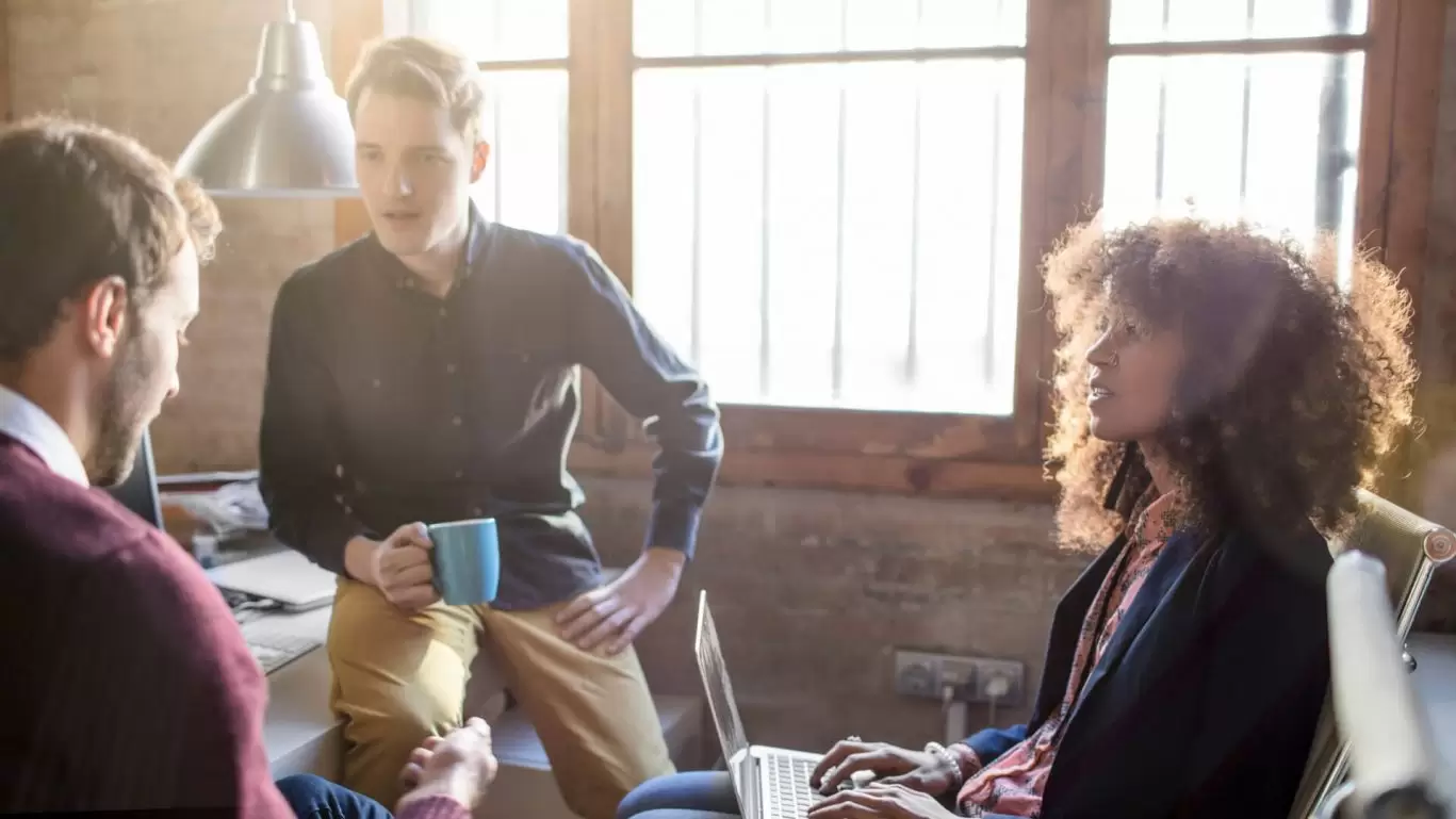 header_colleagues-working