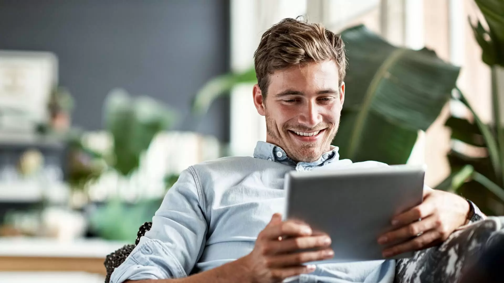 header_man-tablet