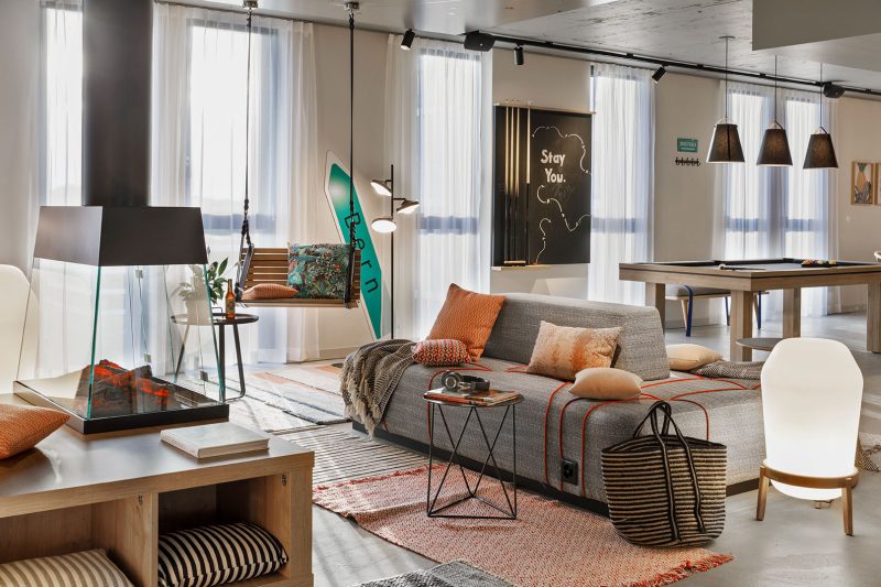 An open-air backyard in Bern’s Wankdorf district, featuring a lounge area, a pool table and a relaxed atmosphere where you can linger and chat.