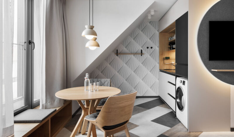 Kleiner Essbereich und Kitchenette mit Waschmaschine in der Studio Suite