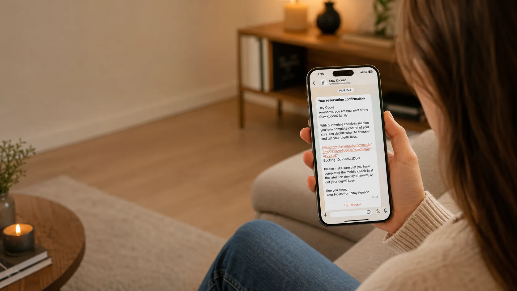 Gast liest eine Stay KooooK Buchungsbestätigung mit digitalem Check-in auf dem Smartphone.