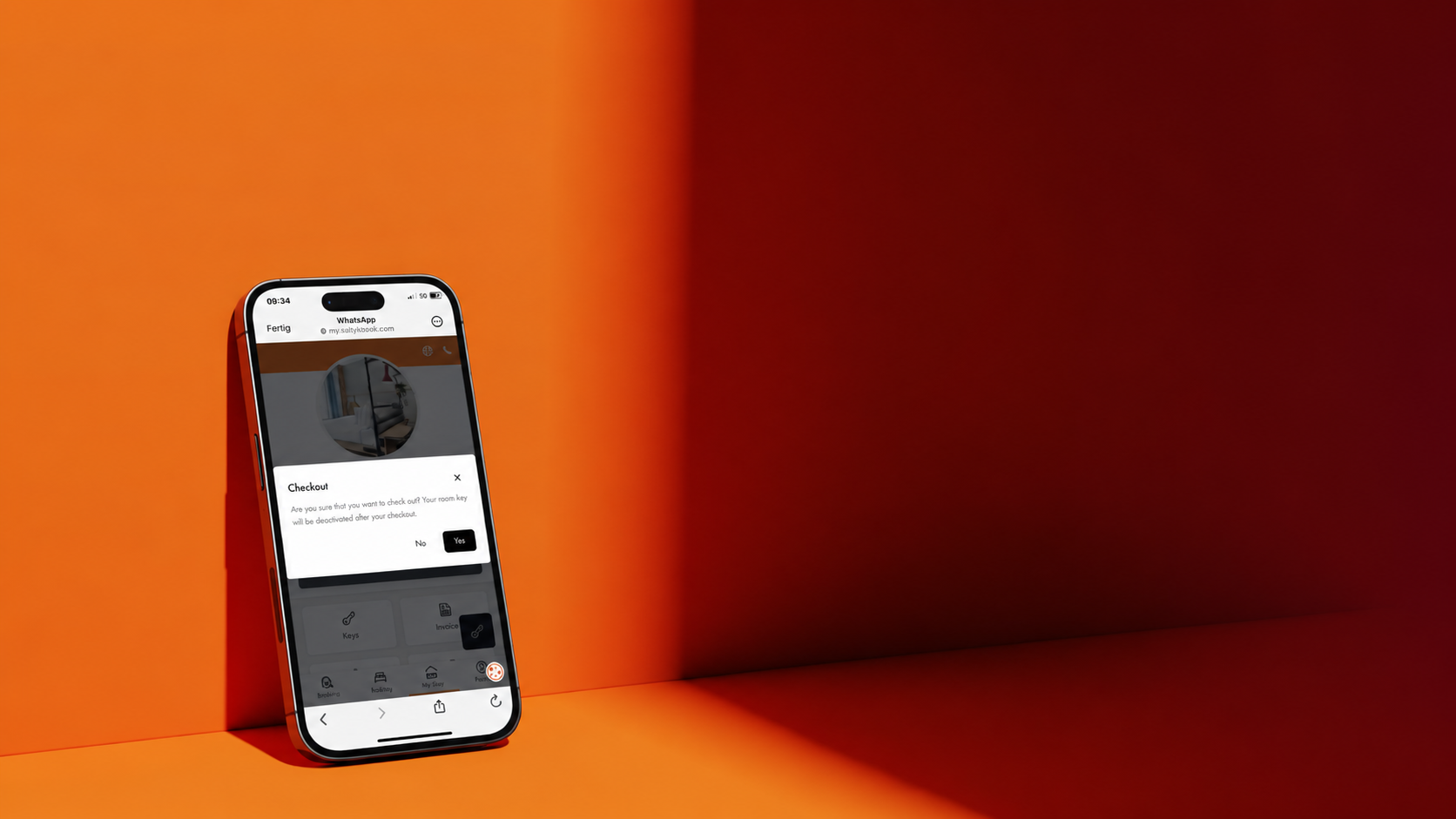 Smartphone mit Stay KooooK Web App für den digitalen Checkout vor orange-rotem Hintergrund.